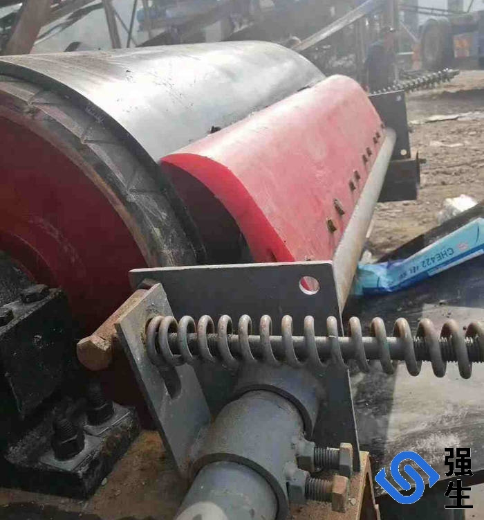 濱州強生重工(電話18366865222)專注生產聚氨酯清掃器清掃器,輸送帶清掃器,皮帶機清掃器,聚氨酯清掃器,皮帶清掃器,聚氨酯刮刀、聚氨酯刮板、清掃器刮板、聚氨酯清掃器